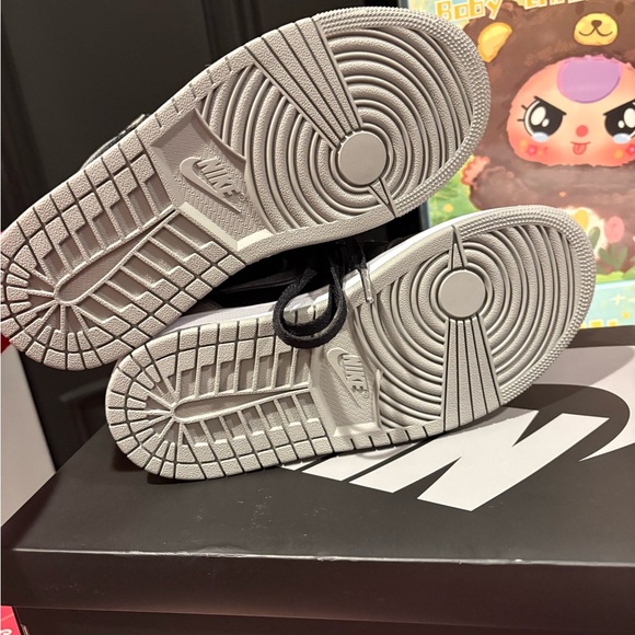 Jordan 1 Retro High OG Satin Shadow (Women's) - Picture 6 of 9